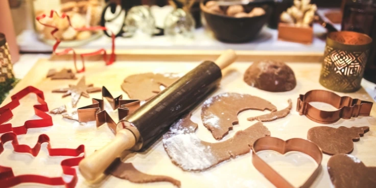 Weihnachtsplätzchen ausstechen mit nudelholz und formen