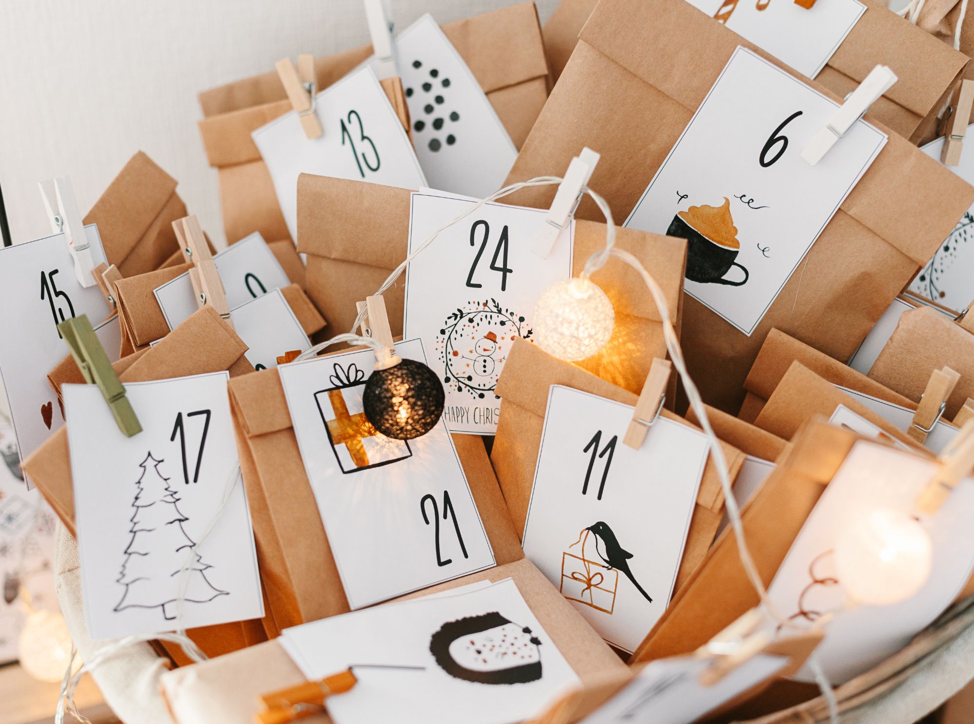 Adventskalender selber basteln – 10 kreative ideen für kinder, eltern und familien 1 Ein selbstgemachter adventskalender mit papiertüten, nummerierten anhängern und einer lichterkette