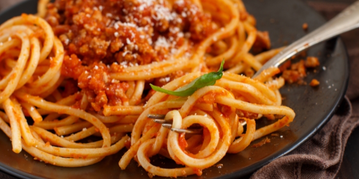 Meal prep für familien – so organisierst du mahlzeiten clever und stressfrei 1 Spaghetti bolognese als familiengericht