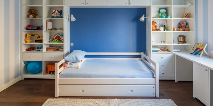 Minimalistisches kinderzimmer mit weißem bett und offenen regalen