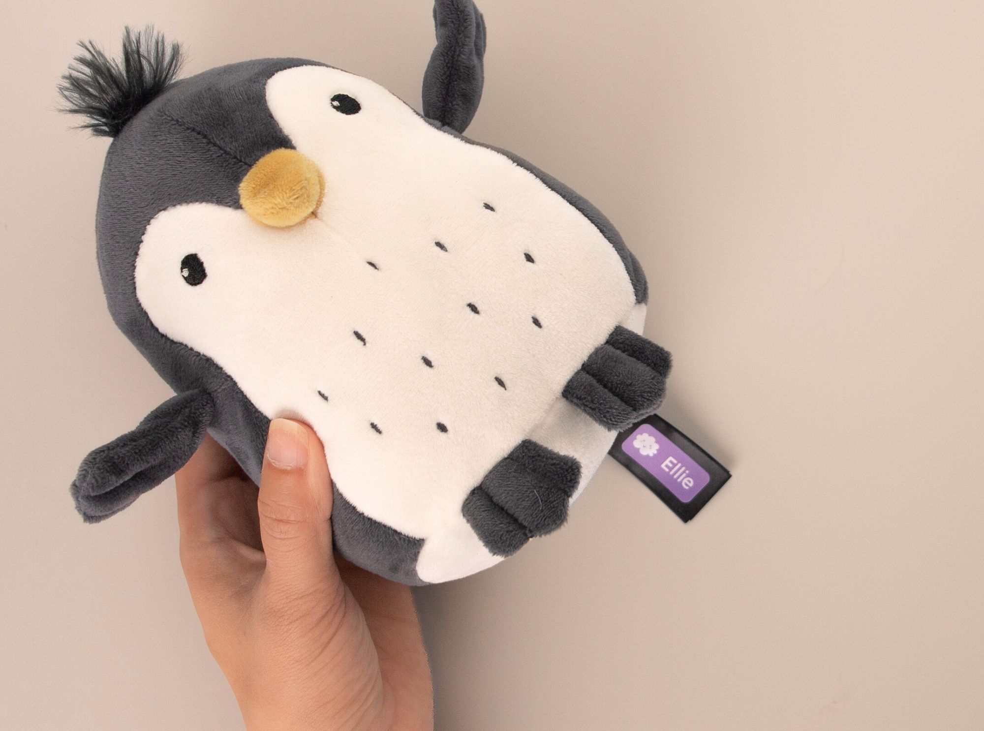 Pinguin-kuscheltier mit einem personalisierten "ellie"-aufkleber