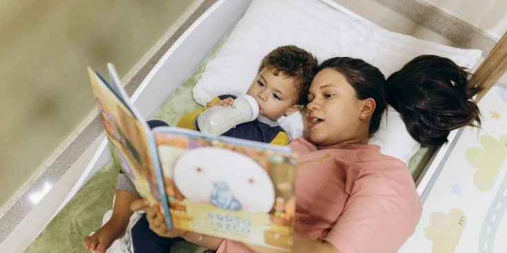 Minimalistische routinen für familien – mit kleinen abläufen zu mehr leichtigkeit im alltag 2 Mutter liest kind beim zubettgehen eine geschichte vor