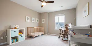 Kinderzimmer mit Schaukelstuhl und Babybett