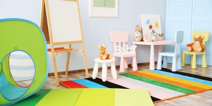 Buntes kinderzimmer mit spielzeug und kleinen möbeln