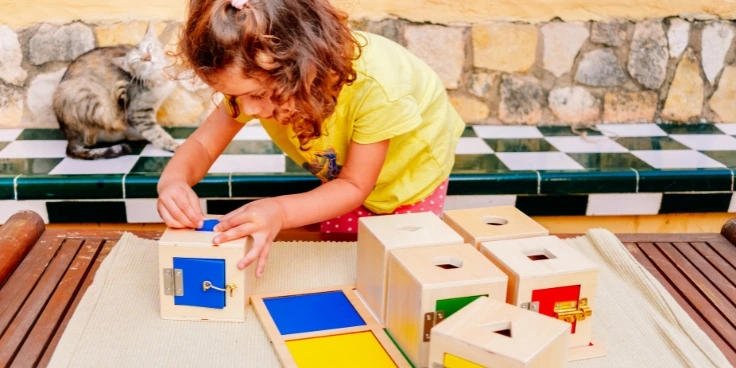 Kreative montessori‑bastelideen: so fördern kleine hände die fantasie 1 Kind spielt mit montessori-schlossboxen
