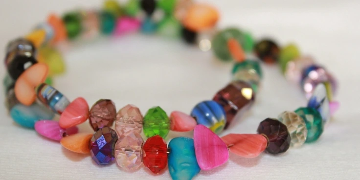 Kreative montessori‑bastelideen: so fördern kleine hände die fantasie 2 Bunte montessori-perlenkette, von kindern gemacht