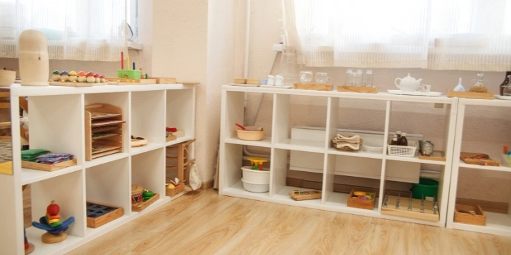 Kreative montessori‑bastelideen: so fördern kleine hände die fantasie 3 Montessori-regal mit lernmaterialien für kinder