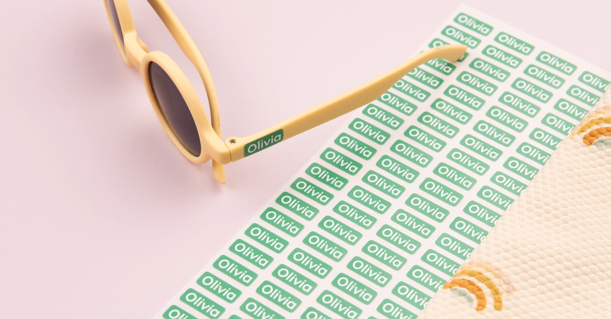 Grüner mini-aufkleber auf gelber sonnenbrille