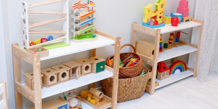 Montessori-spielzeug ordentlich sortiert