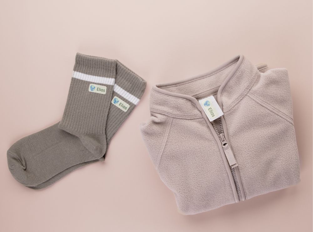 Personalisierte bügeletiketten auf socken und einer fleecejacke
