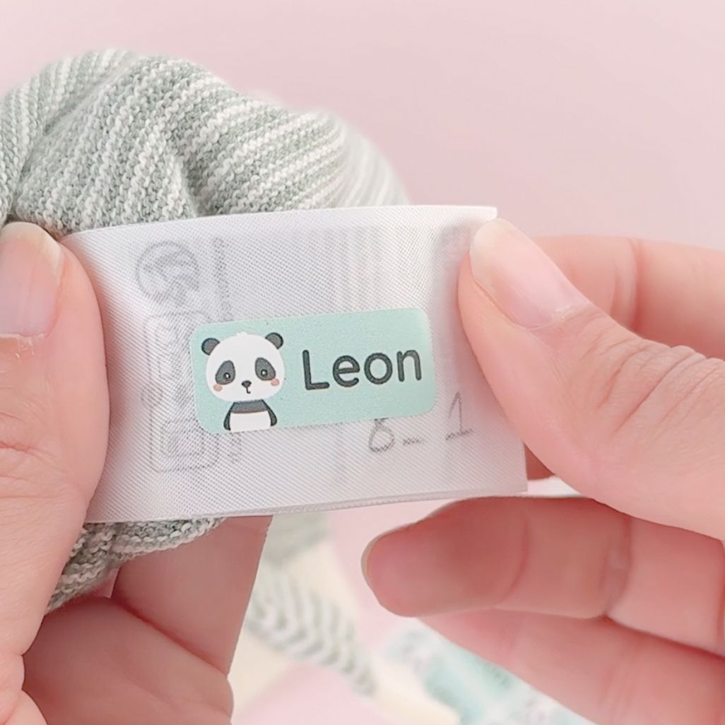 Personalisierter namensaufkleber mit panda und dem text leon auf einem wäscheetikett