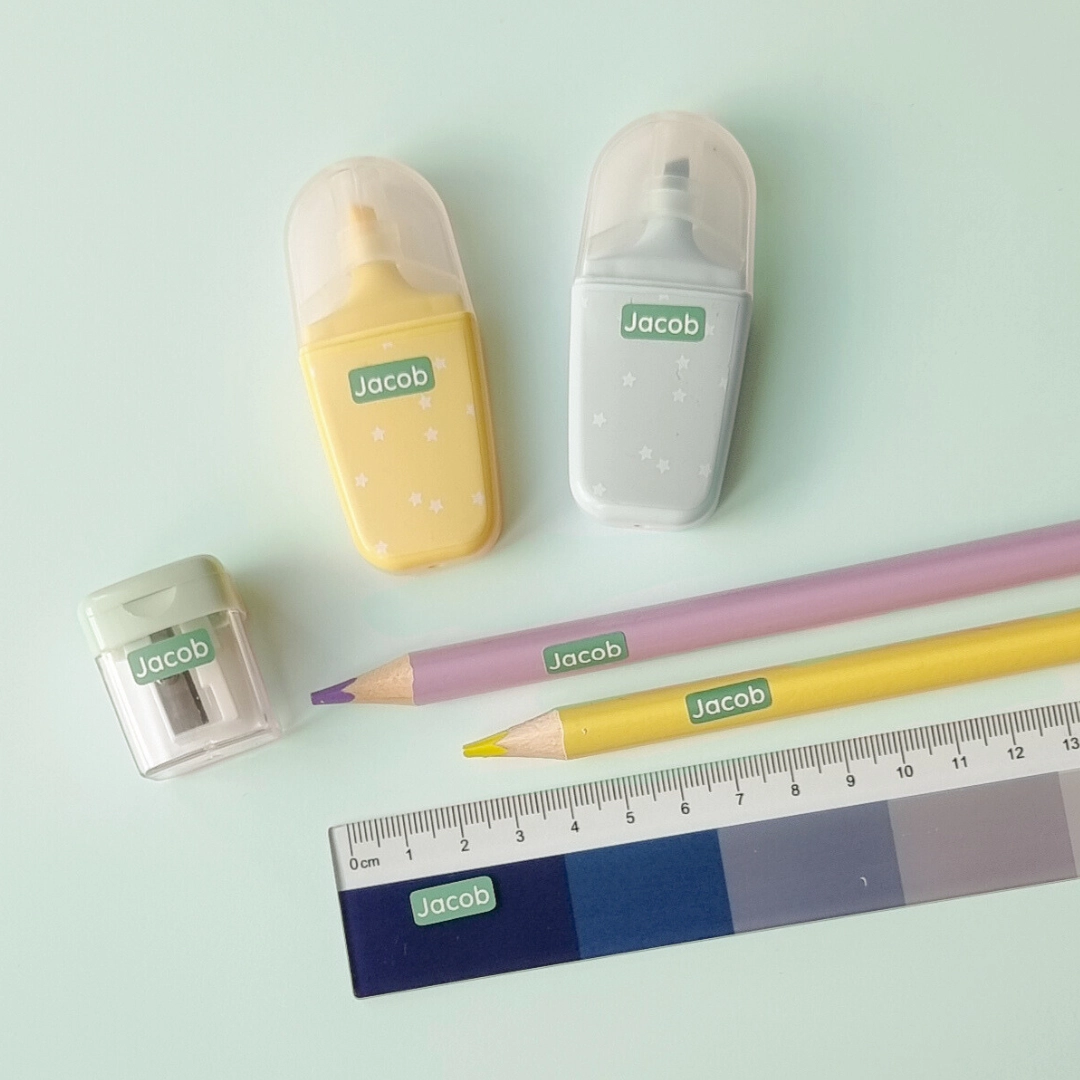 Schulutensilien mit grünen, personalisierten mini-aufklebern
