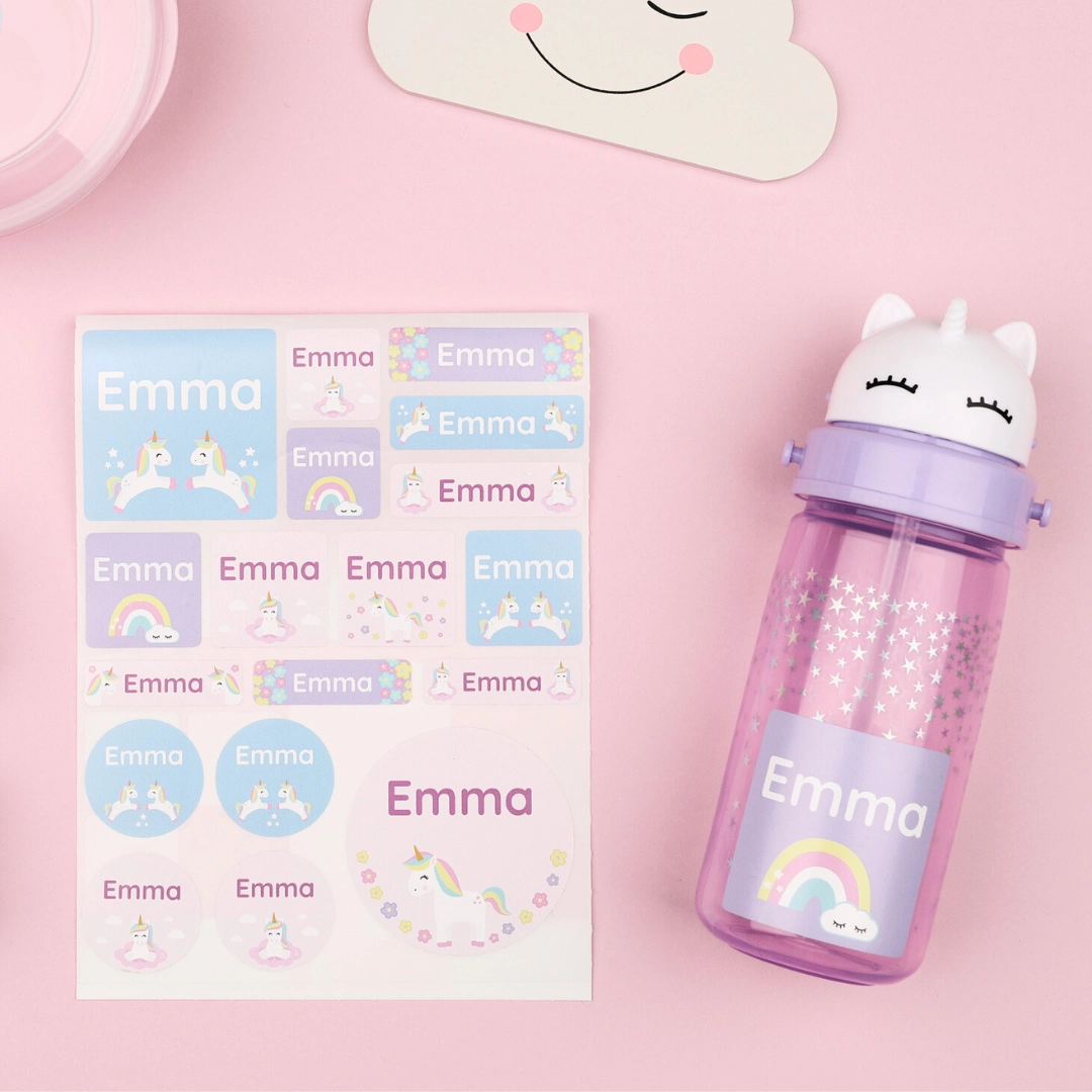 Ein set mit großen namensaufklebern sowie eine trinkflasche, die mit einem aufkleber personalisiert ist