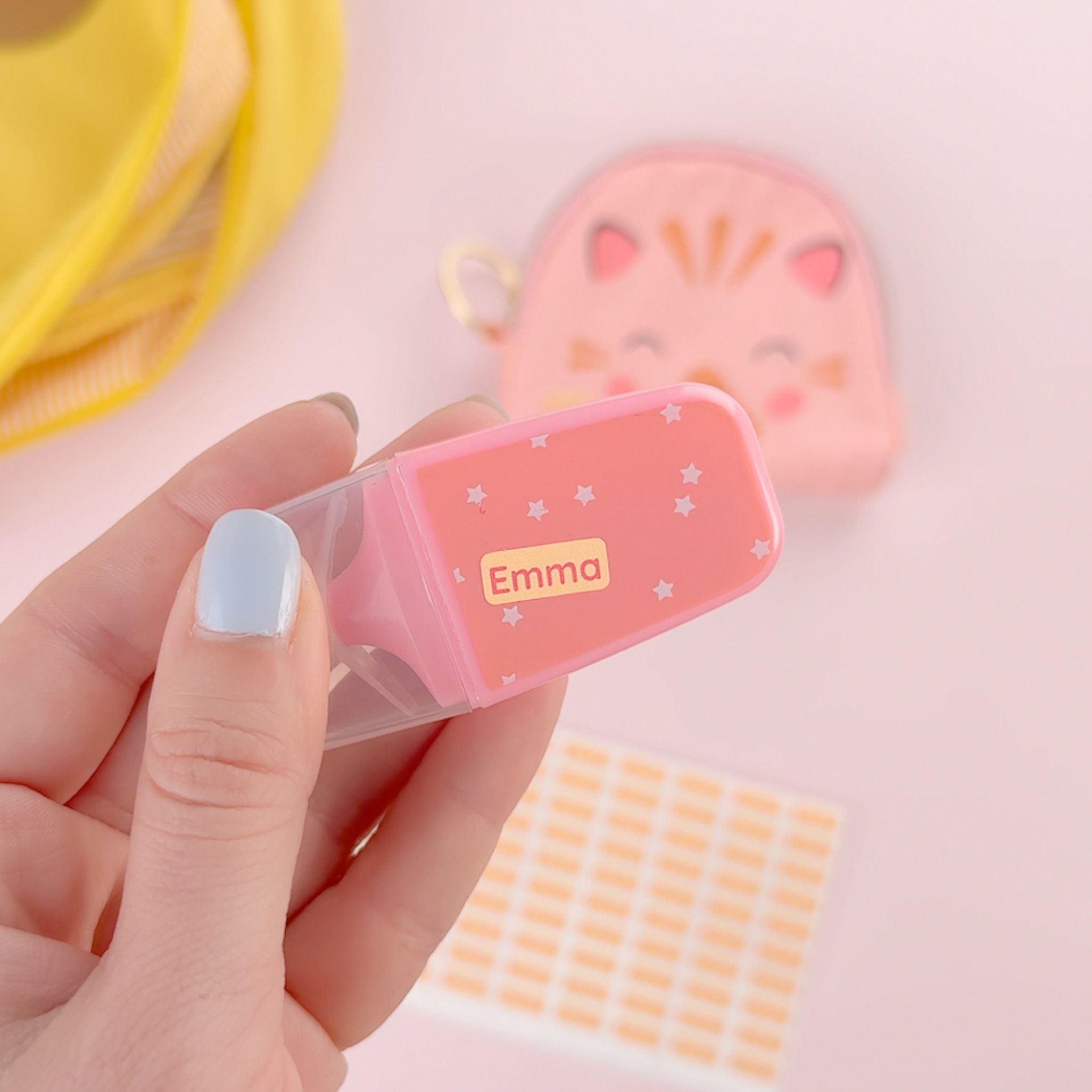Ein kleiner mini-aufkleber mit text "emma" auf schulutensilien