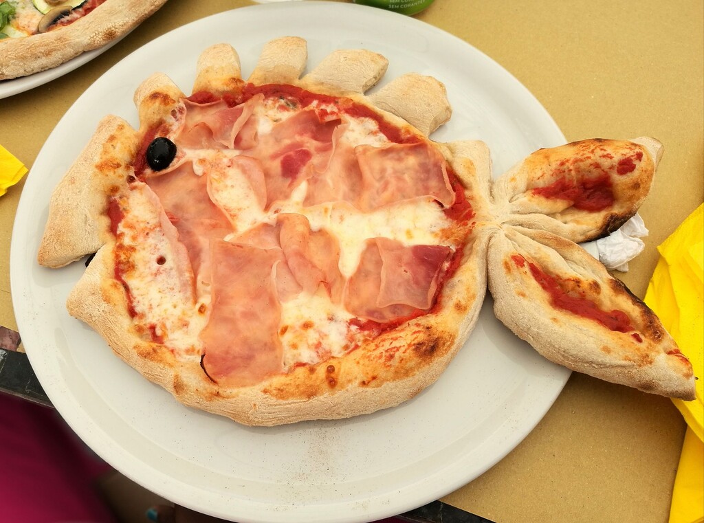 Belegte pizza in einer kreativen form