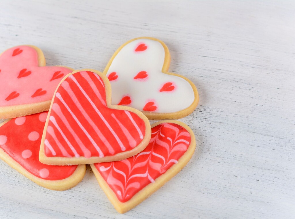 Valentinstag mit kindern: bastelideen und einfache rezepte, um liebe in der familie zu feiern 2 Selbstgemachte herzplätzchen mit einer rosaroten zuckerguss-verzierung