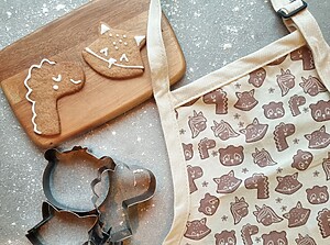 Kind und Erwachsener backen gemeinsam Weihnachtsplätzchen mit Ausstechformen