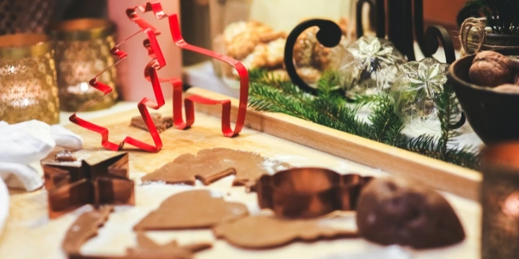 Backspaß für groß und klein: lustige ausstechformen für weihnachten 2 Plätzchenteig mit weihnachtlichen ausstechformen auf der backstation