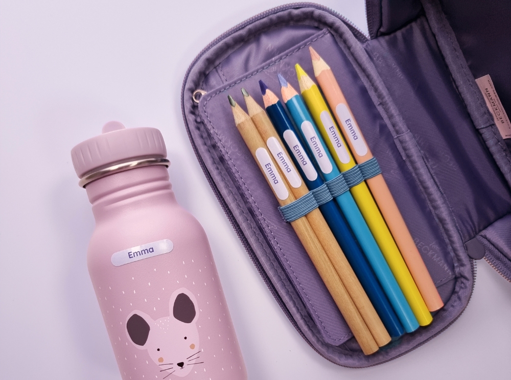 Ab geht's in die schule! Wie namensaufkleber den schulstart erleichtern 1 Schulranzen und schreibmaterial mit namensaufklebern beschriftet