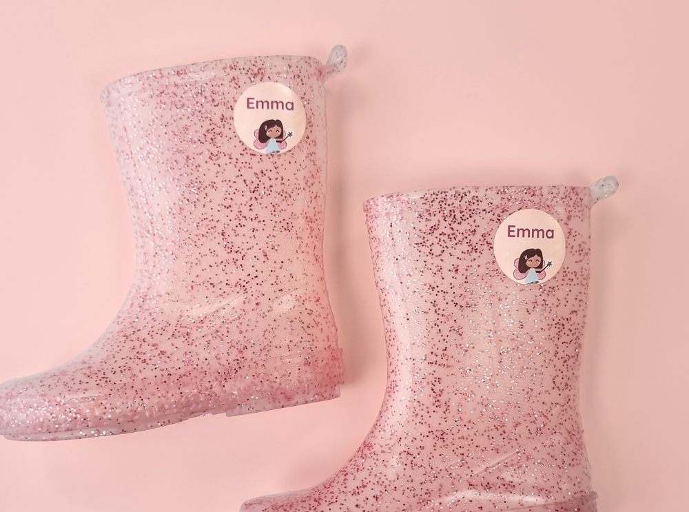 Selbstklebende namensaufkleber mit dem namen emma auf pinken, glitzernden gummistiefeln