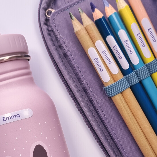 Nie wieder verloren: namensaufkleber für kita und schule 1 Bleistift-aufkleber auf stiften in einem mäppchen