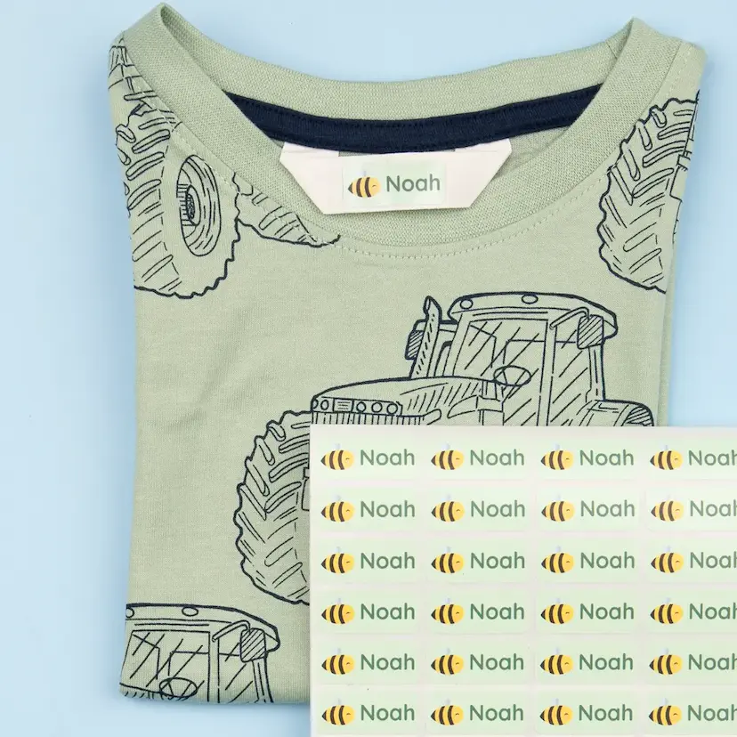 Nie wieder verloren: namensaufkleber für kita und schule 2 Kinder-t-shirt mit traktoraufdruck und personalisiertem namensetikett mit bienenmotiv und dem namen 'noah'