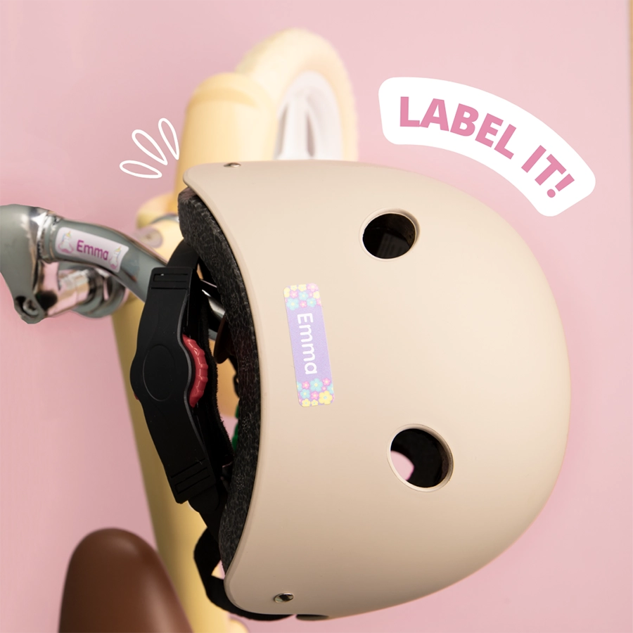 Nie wieder verloren: namensaufkleber für kita und schule 5 Beiger helm mit namensetikett 'emma' und blumenmotiv, neben einem rollerlenker.