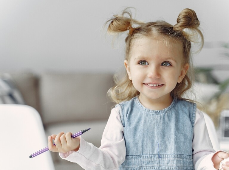 KiTa und Kindergarten Unterschied – Kinder spielen in einer Betreuungseinrichtung