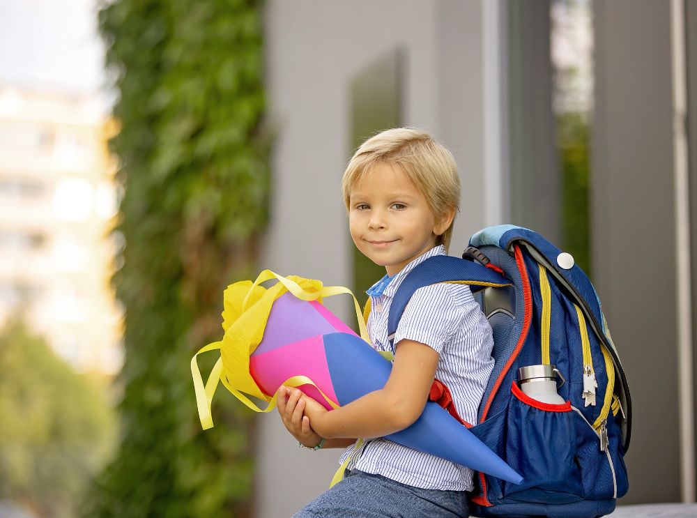 Junge hält seine Schultüte