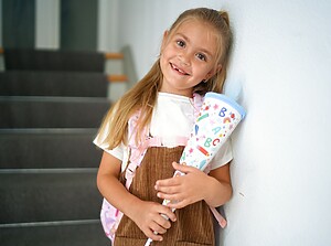 Kind mit einer Schultüte