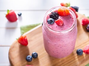 Selbstgemachter Smoothie mit Beeren