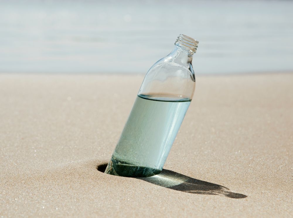 Wasserflasche am strand