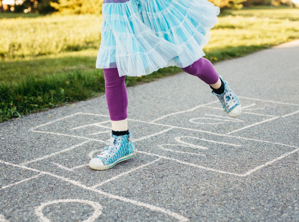 Kinder spielen und bewegen sich im Freien