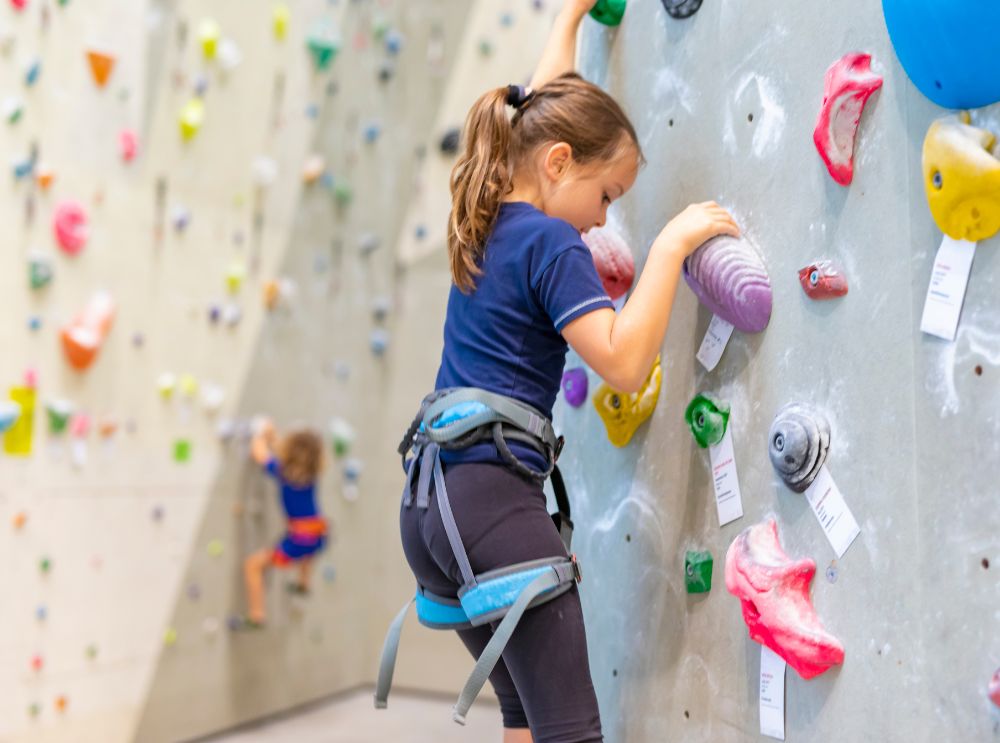 Gesunde kids – starke kids: warum bewegung so wichtig ist 1 Kinder bei sportaktivitäten draußen