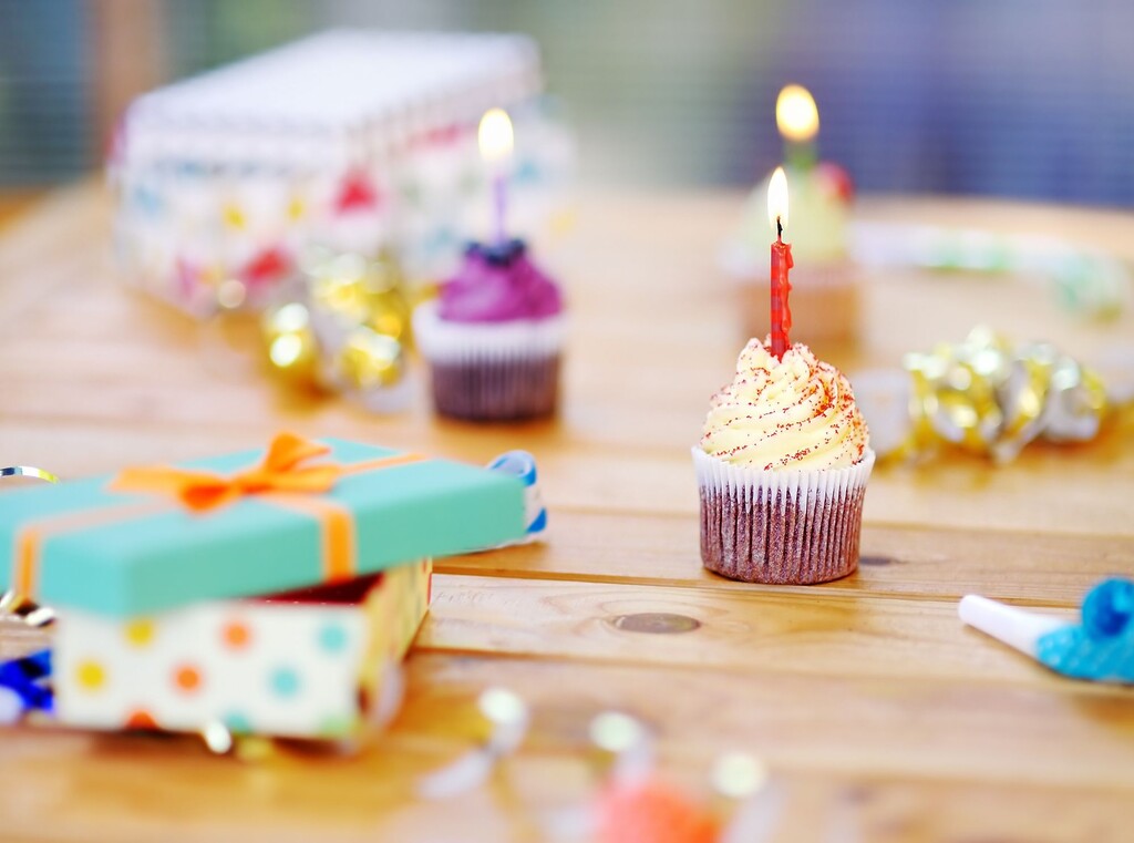 Einladungskarten für kindergeburtstage: schnell und einfach gestaltet 2 Kindergeburtstag mit muffins, kerzen und geschenken