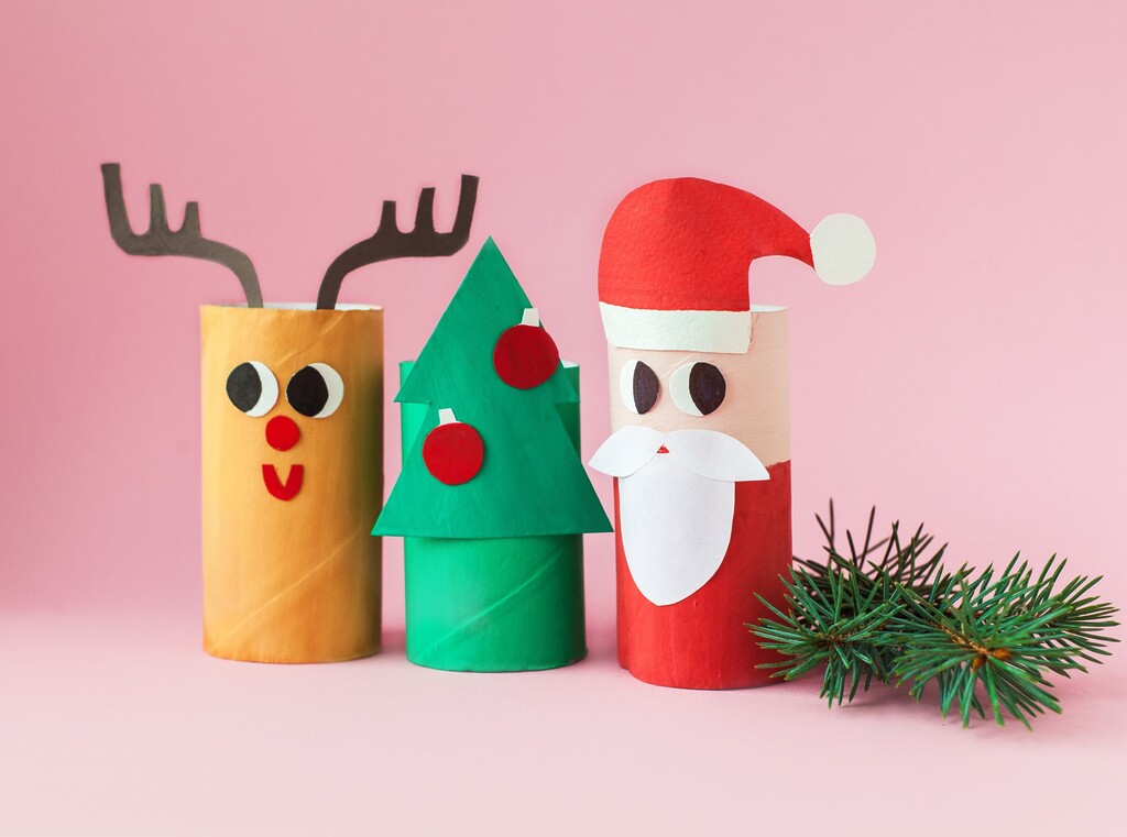 Bunte weihnachtsmänner aus klorollen mit wattebärten. Alt-text: "gebastelte weihnachtsmänner aus klorollen mit wackelaugen"