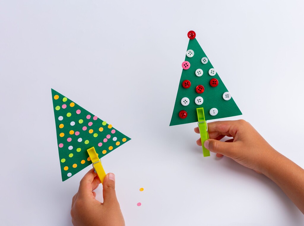 Nachhaltige weihnachtsbäume aus karton mit fingerfarben