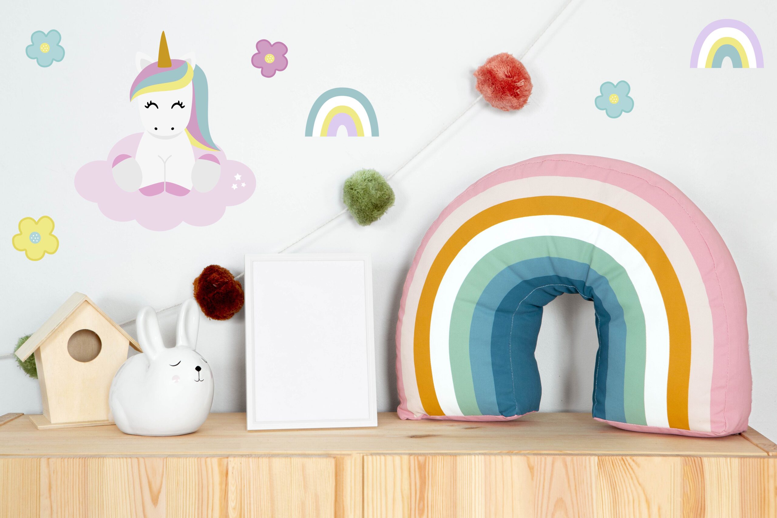 Vorher-nachher: umgestaltungen einer kinderzimmerwand mit wandtattoos 2 Einhorn wandsticker im kinderzimmer