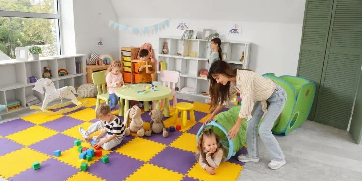 Kindergarten-erstausstattung komplett: was dein kind wirklich braucht 2 Kinder spielen mit tunnel und bauklötzen auf buntem teppich