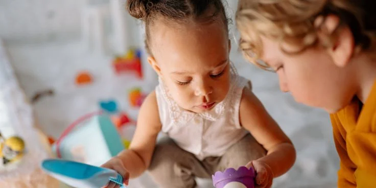 Kindergarten-erstausstattung komplett: was dein kind wirklich braucht 4 Kleinkinder spielen gemeinsam mit spielzeuggeschirr