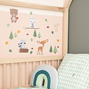 Waldtiere Wandsticker an der Wand neben einem Kinderbett