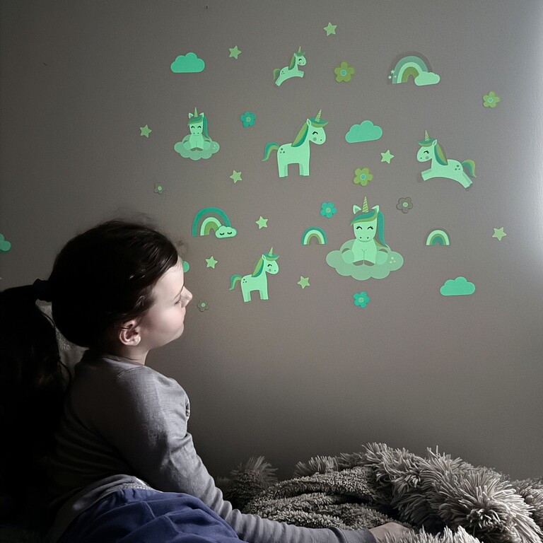 Leuchtende Einhorn-Wandsticker an der Wand